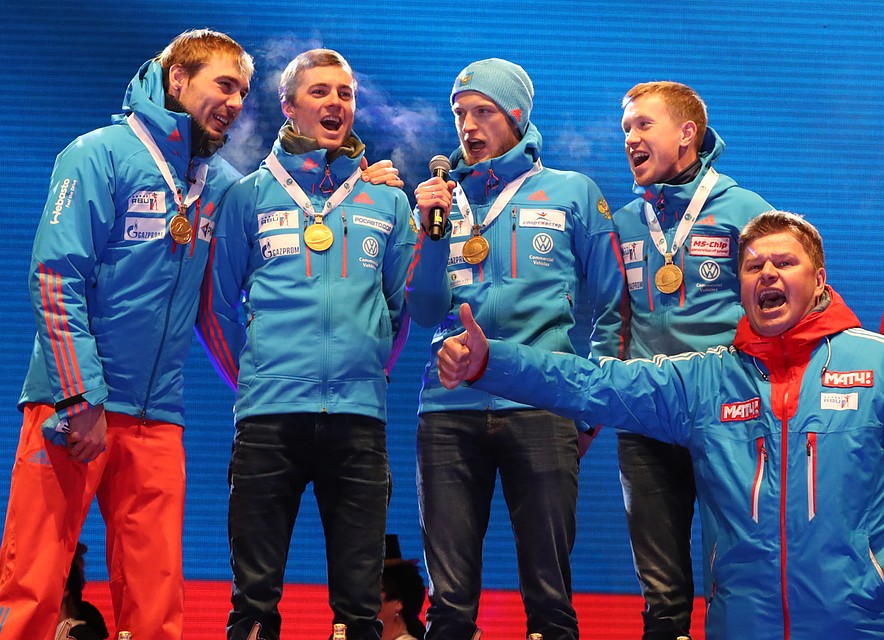 Организаторы чемпионата мира в 2017 году перепутали гимн России, но наши биатлонисты исправили ситуацию и спели сами. Дирижировал Дмитрий Губерниев. Фото: Станислав Красильников/ТАСС