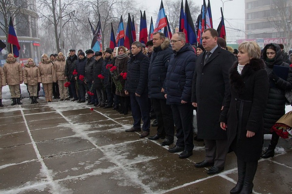 На митинг пришли руководители Республики и Донецка и сотни дончан. Фото: ОД «ДР»