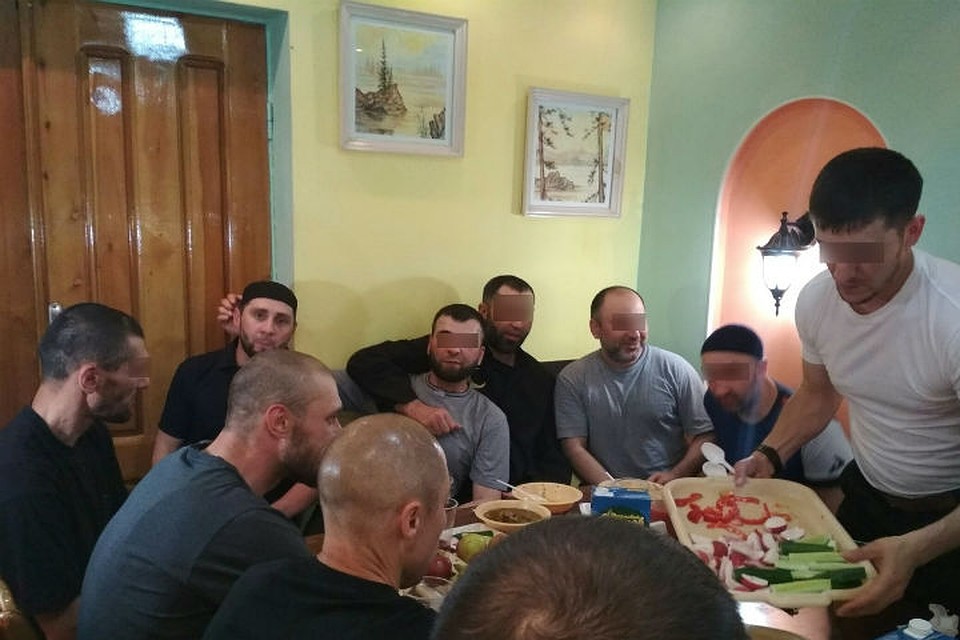 Преположительно, фото застолья сделаны летом 2018 года. Фото: аккаунт Ислам Ирон во "ВКонтакте".