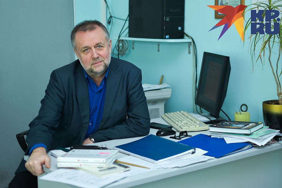 Учитель физики Юрий Игнатенко называет своего воспитанника талантливым. Но признается, что рэп сам он не слушает. Фото: Алена МАРТЫНОВА