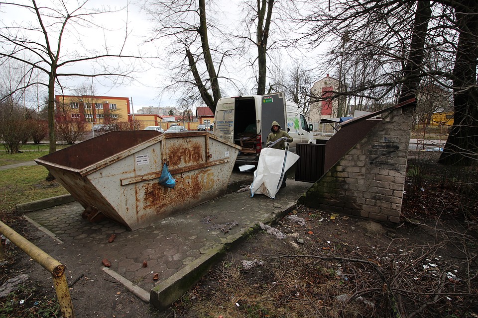 Олег Пауков сортирует мусор. Фото: Иван МАРКОВ