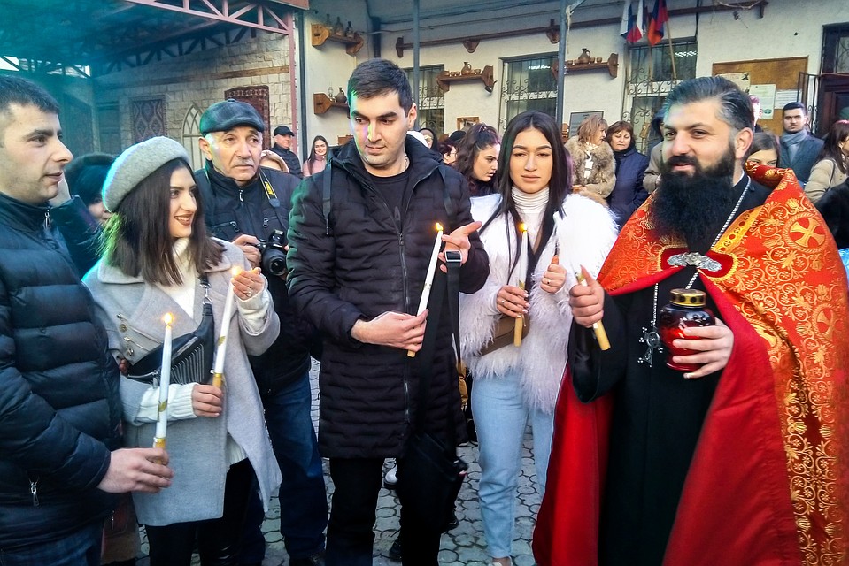 Молодые люди получают благословение служителя церкви. Фото: Михаил ПАТЛИС