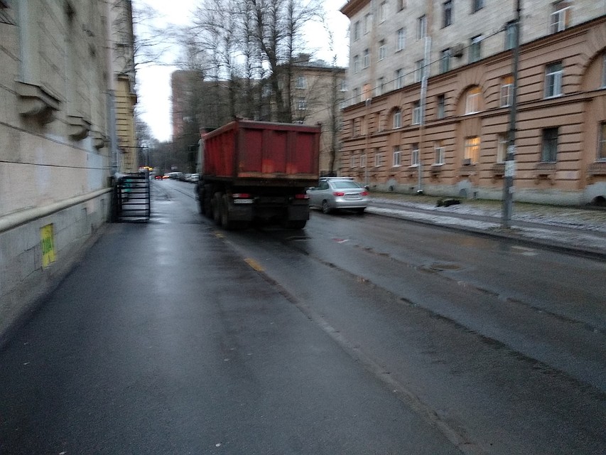 Предположительно, водитель поворачивал на Дрезденскую улицу. Фото: vk.com/spb_today