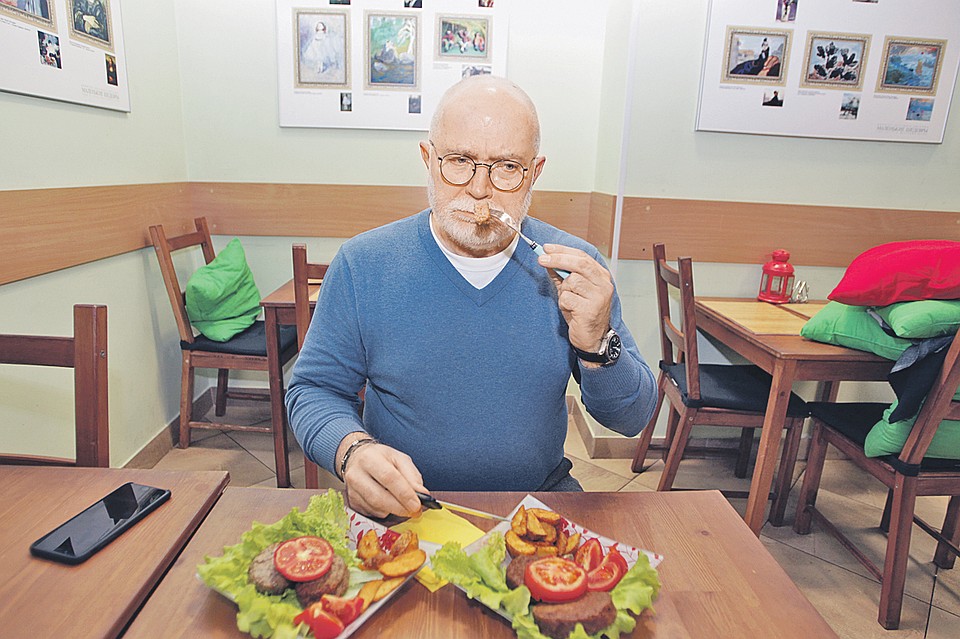 Слева перед нашим гастрообозревателем настоящее мясо, справа - гороховое. Внешне похоже. Но не по вкусу. Фото: Александр ШПАКОВСКИЙ