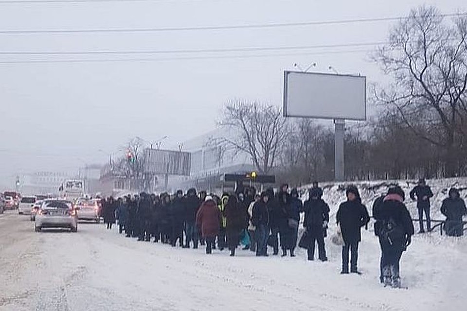 С утра на остановках образовались большие очереди. Фото:_dps_vdk