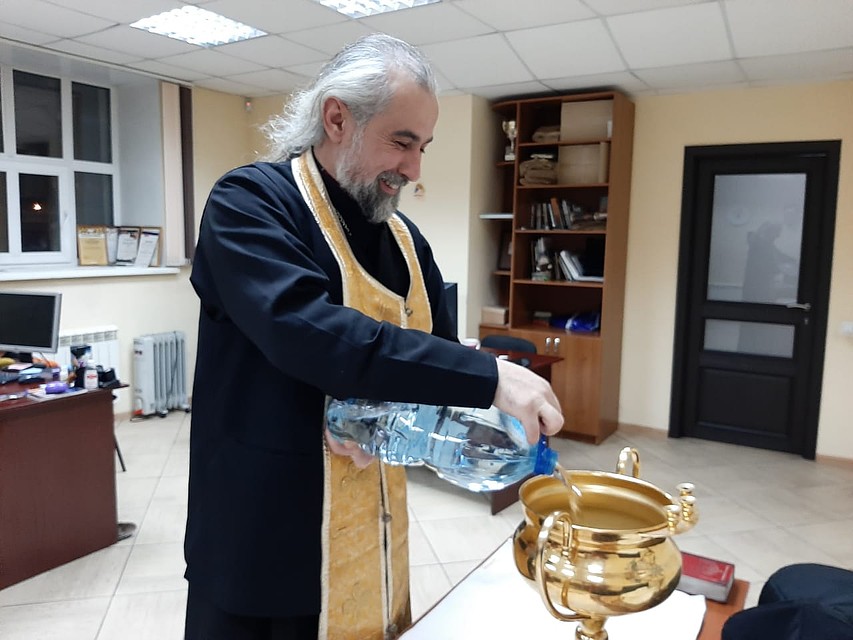Александр Микушин освятил кабинеты "Комсомолки" Фото: Ольга ВЕДЕРНИКОВА