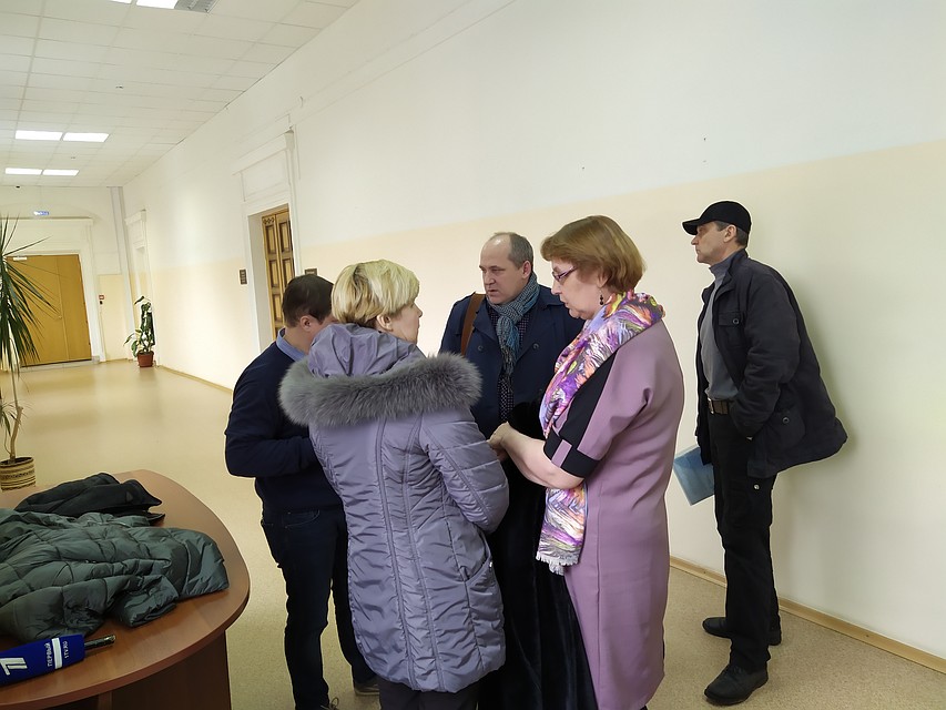 В коридоре суда вновь обретенные родственники благополучно общались Фото: Ирина Мальцева