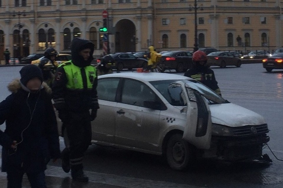 В аварии пострадали пассажиры таксиста. Фото: vk.com/spb_today