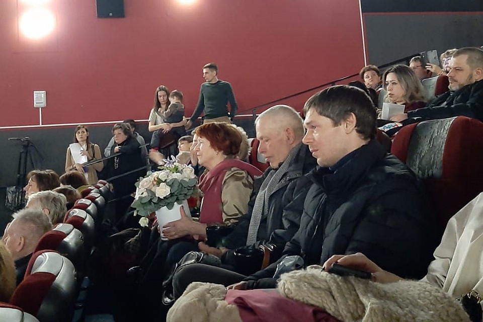 Даже мужчины после фильма не сдерживают слез Фото: Ольга ВЕДЕРНИКОВА