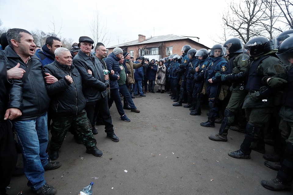 Противостояние местных жителей и полиции у города Новые Санжары, Полтавская область. Фото: REUTERS