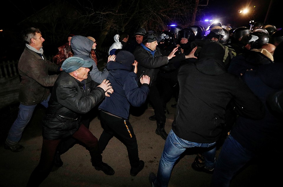 Украинцы готовы рвать друг друга на части Фото: REUTERS