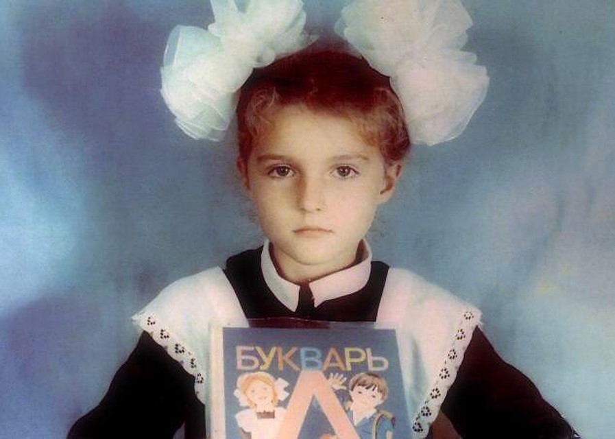 Точно знаем, что Света родом из Белгорода. Судя по фото, была отличницей. Фото: Личный архив
