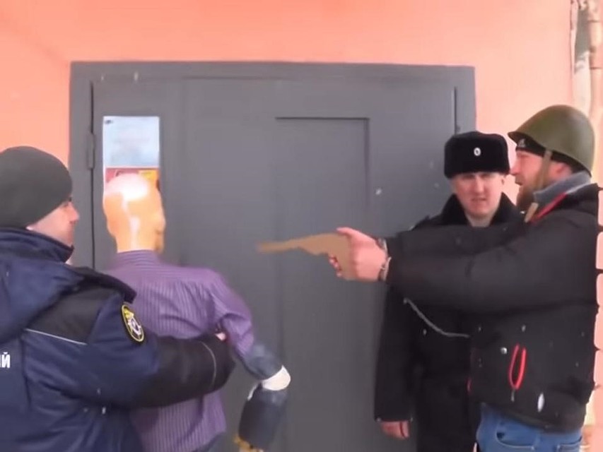 Следственные действия с Алексеем Клусовым на месте убийства Максима Стадника. Кадр из оперативного видео СУ СКР по Саратовской области