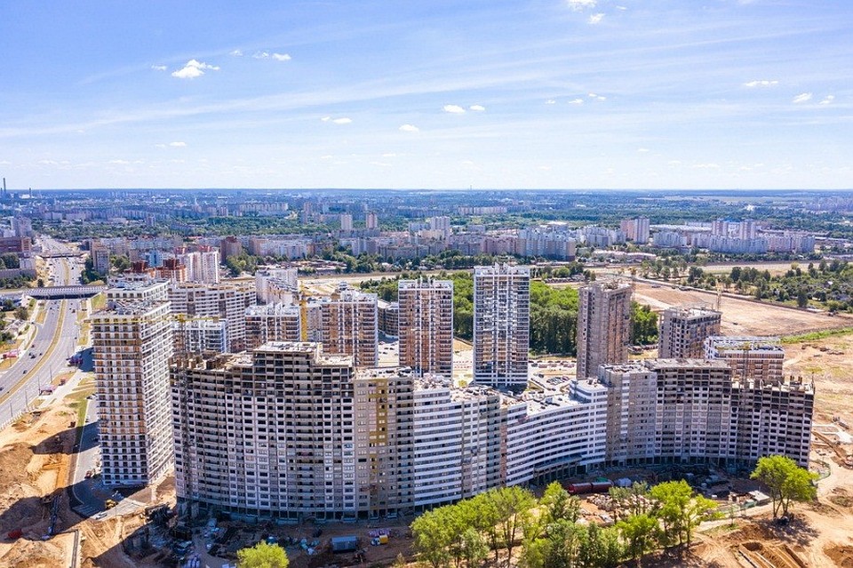 В квартале слаженно продвигаются строительные работы.