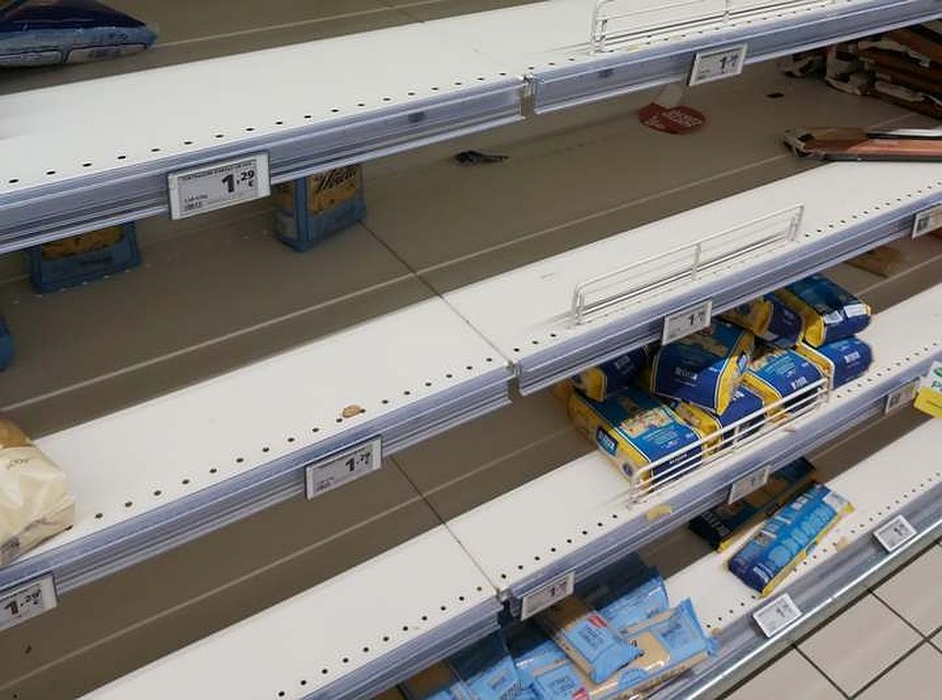 В некоторых магазинах размели почти все. Фото: Facebook