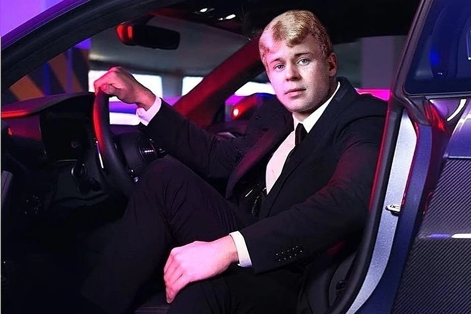 За рулем автомобиля Есенин смотрится вполне естественно