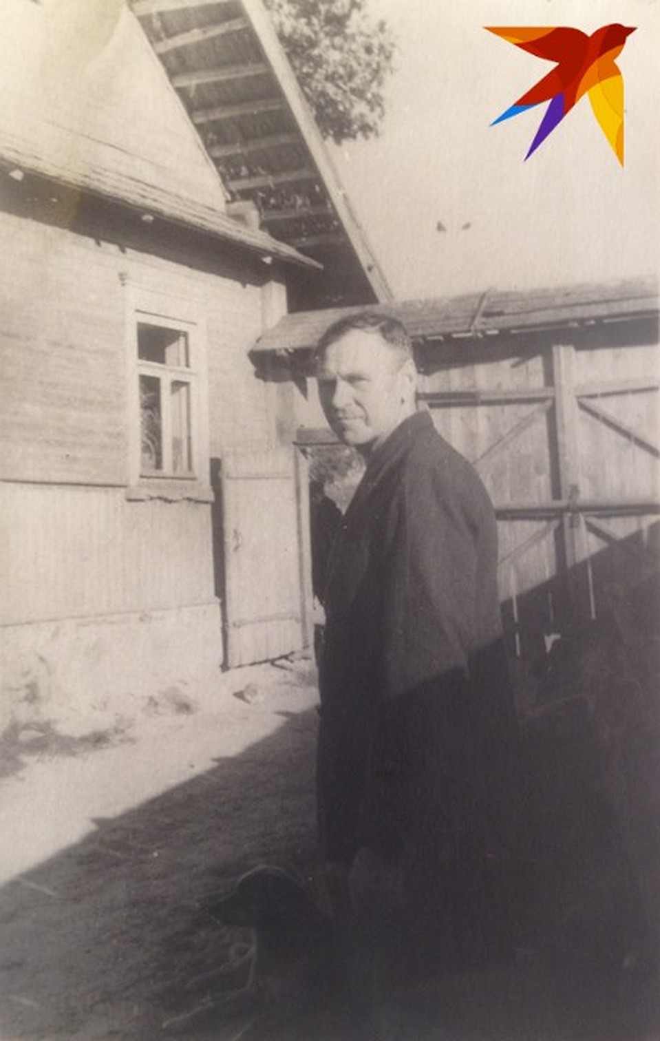 Викентий Дрозд во дворе своей "сядзiбы" в середине 1960-х. Фото из семейного архива.