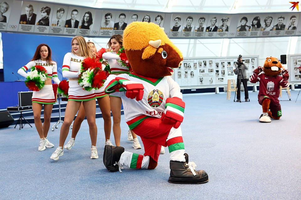 Талисманы чемпионатов мира 2014 (в Минске) и 2006 (риге) годов: Зубр Волат и бобёр Рикс. Фото: Святослав ЗОРКИЙ