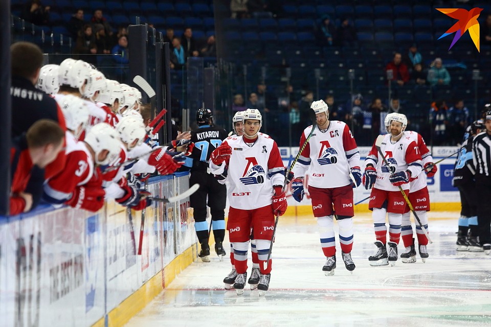 Игроки ХК "Локомотив" празднуют второй гол в ворота динамовцев. Фото: Святослав ЗОРКИЙ