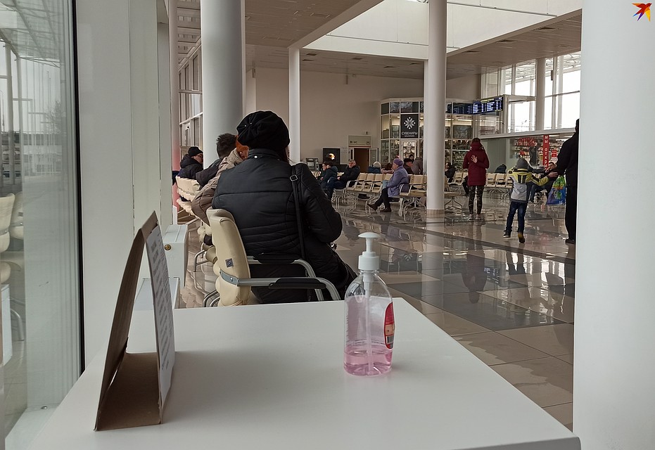 Пользуются антисептиком не все пассажиры, но на табличку обращают внимание. Фото: Оксана БРОВАЧ