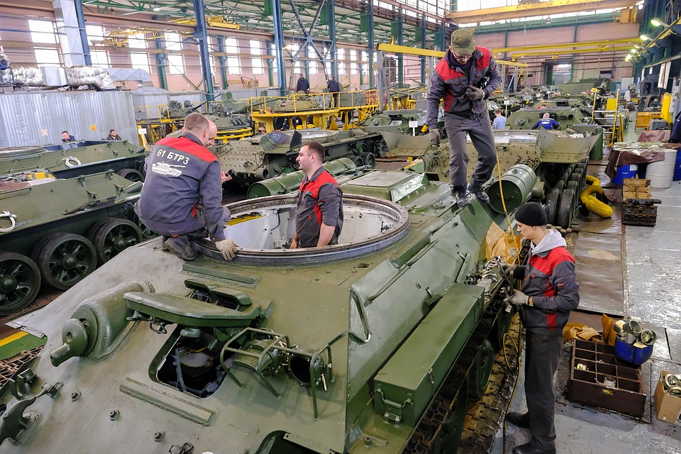 Из Лаоса машины пришли в ужасном состоянии. Специалисты завода буквально возвращают их к жизни. Фото: Артем КИЛЬКИН