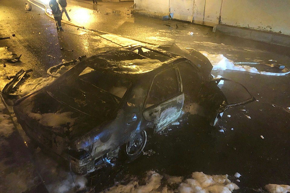 А вот от "Мерседеса" после пожара ничего не осталось Фото: ВКонтакте