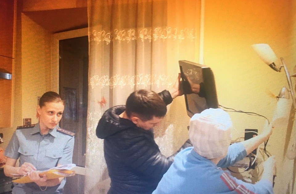 Специалисты помогли подключить телевизоры. Фото: пресс-служба УФССП по Ростовской области