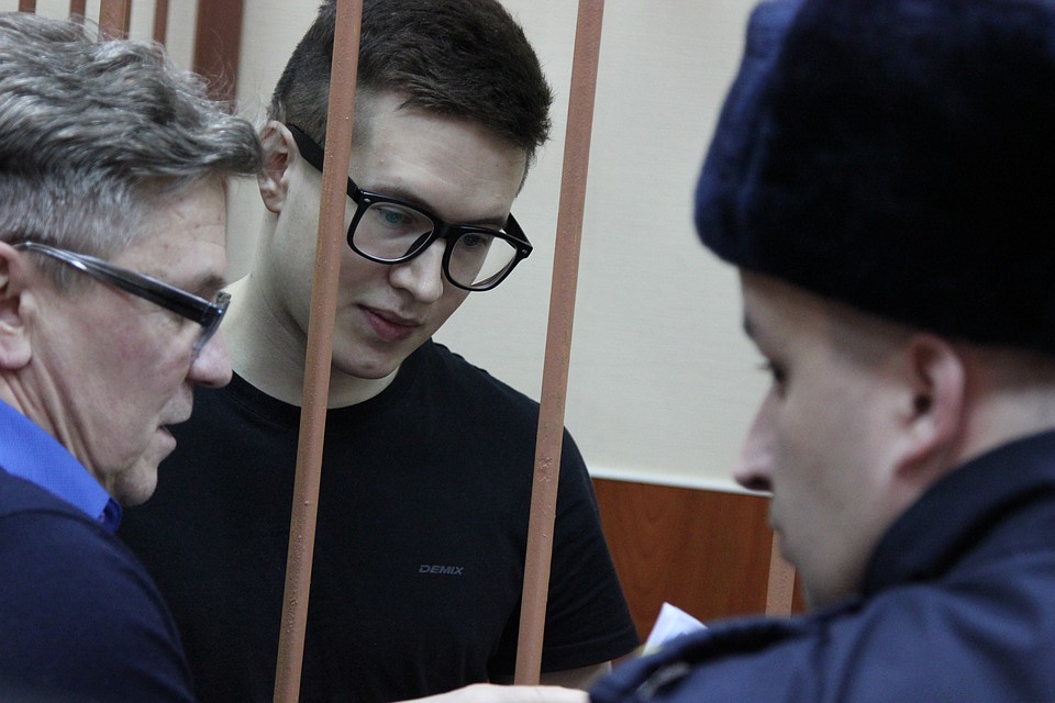 В суде обвиняемых сторожат приставы, полиция и СОБР Фото: Роман ЛЯЛИН