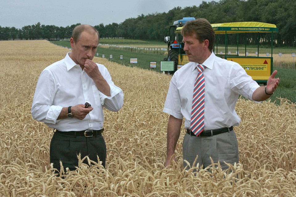 Президента Владимира Путина и министра сельского хозяйства Алексея Гордеева нередко можно было встретить вместе и на хлебных нивах во время уборки урожая. На этом фото они на поле в Ростовской области. 30 июня 2007-го. Фото: РИА Новости