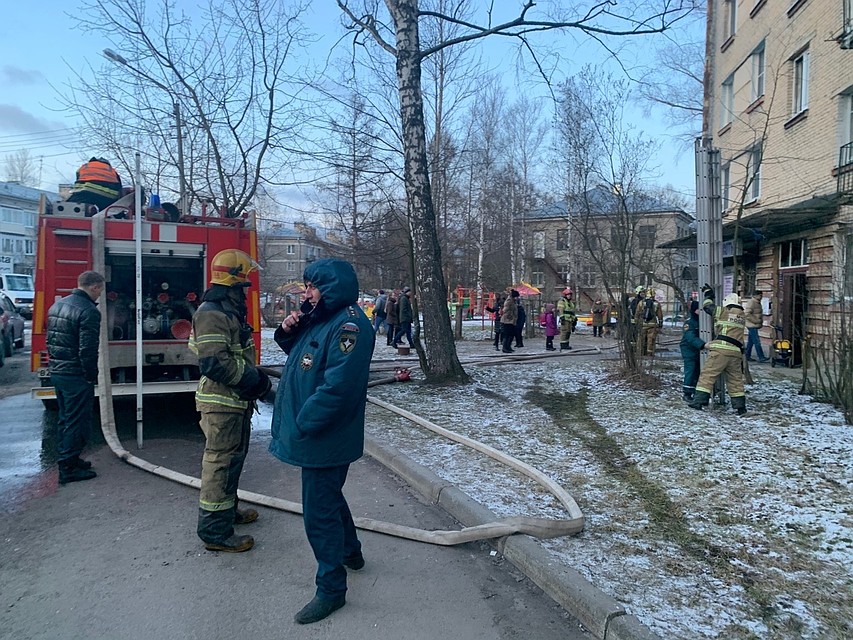 Тушение пожара наблюдала толпа зевак и испуганных местных жителей. Фото: vk.com/spb_today