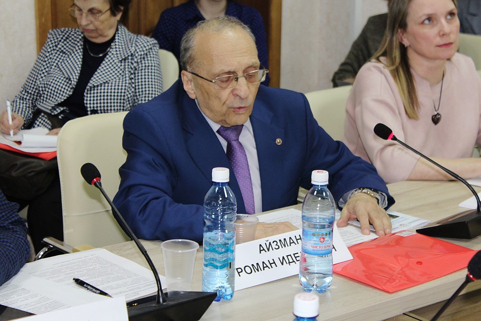 Роман Айзман: - Медицинские школьные работники должны быть компетентными. Фото: Валентина НЕПОМНЯЩАЯ