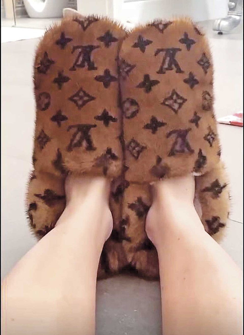 У Кети Топурии есть тапочки за 150 тысяч рублей. Louis Vuitton, как-никак. Пока певица ходит в них только дома. Фото: Instagram.com