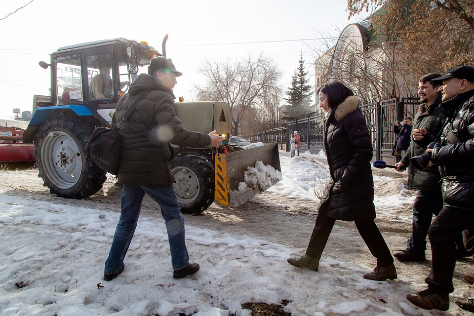 К дому у областного суда срочно пригнали трактор. Эй, ухнем! Фото: Валерий ЗВОНАРЕВ