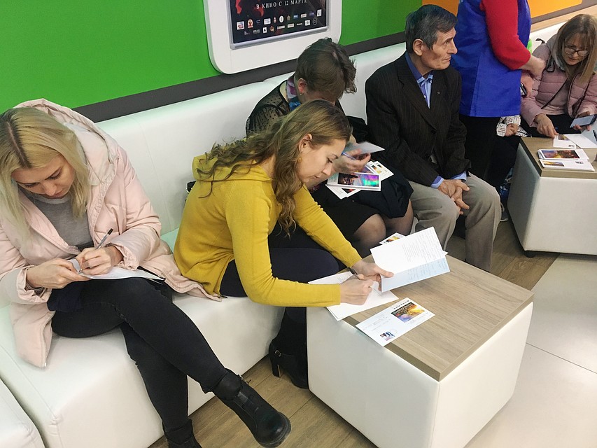 Многие тут же стали писать письма родным. Фото: Лариса РОДИНА