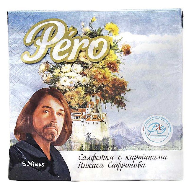 Бумажные салфетки от Никаса Сафронова с репродукциями его картин. Фото: Instagram.com