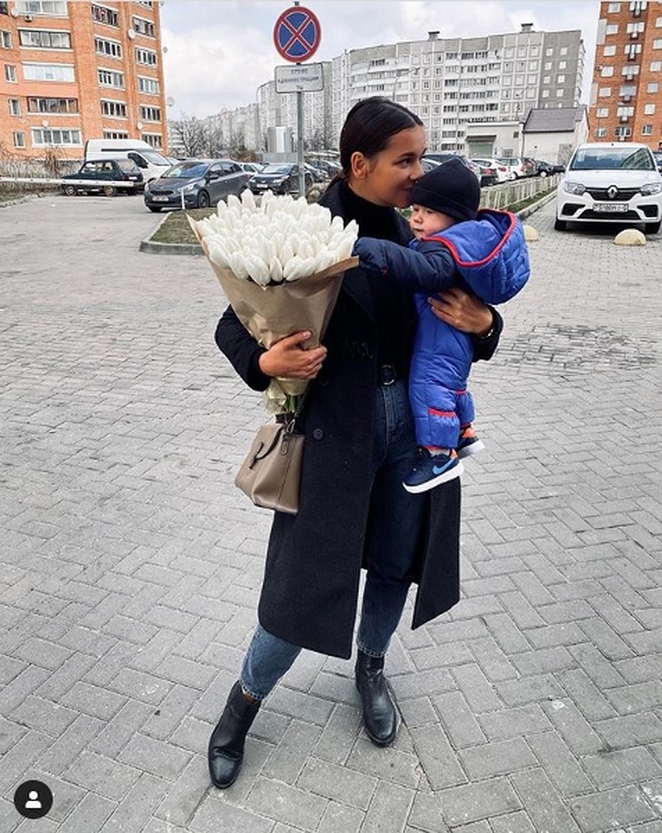 Татьяна опубликовала милое фото с цветами и сыном Назаром, а подписчицы стали расспрашивать про развод. Фото: Инстаграм.