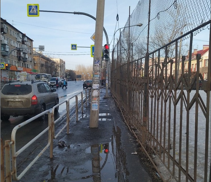 А это - чудо челябинской урбанистики на АМЗ. Фото: сообщество "Гражданский патруль".