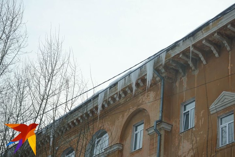 Сосулек на домах почти не осталось, однако на некоторых крышах все еще есть не растаявшая наледь. Фото: Алексей БУЛАТОВ