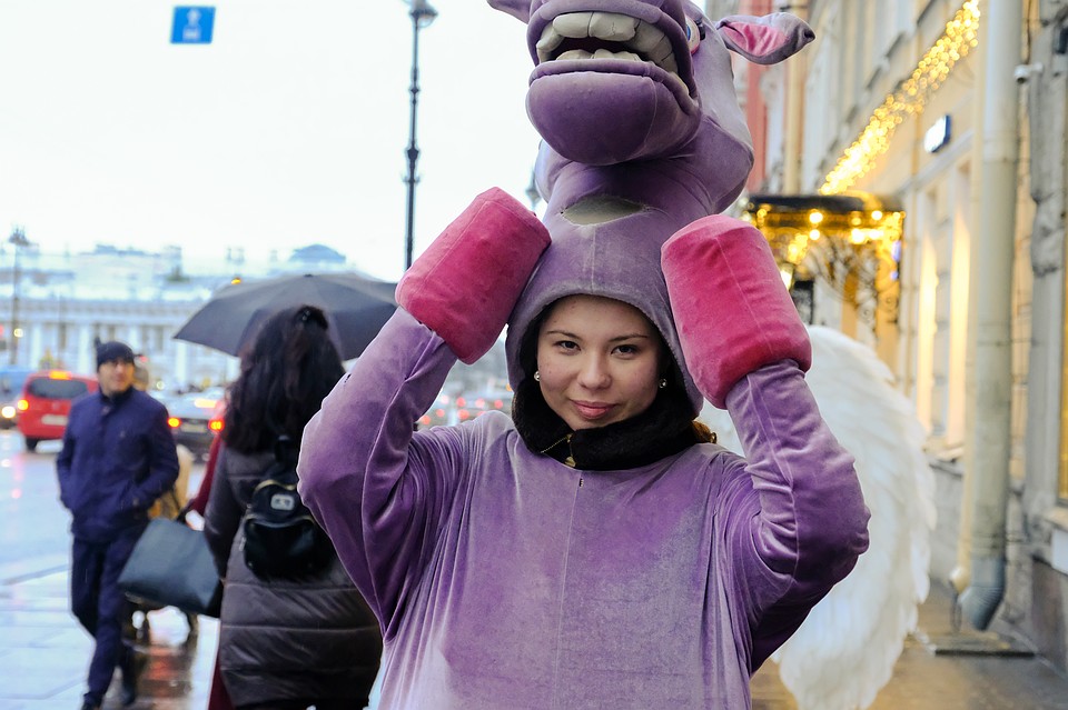 Когда просишь деньги — обязательно поднимай головной убор. Одно из главных правил. Фото: Артем КИЛЬКИН