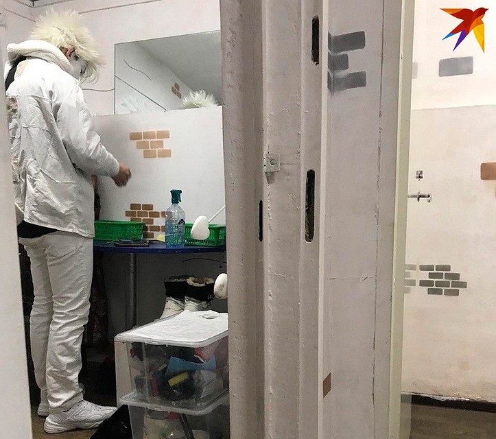 В таких тесных комнатках готовятся к трудовому дню. Фото: Агния ПЕРОВА