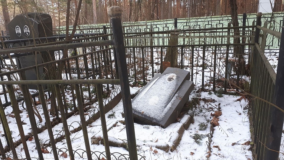 На кладбище в Перемерках много неухоженных, брошенных могил ветеранов Великой Отечественной. Фото: Владимир Левицкий