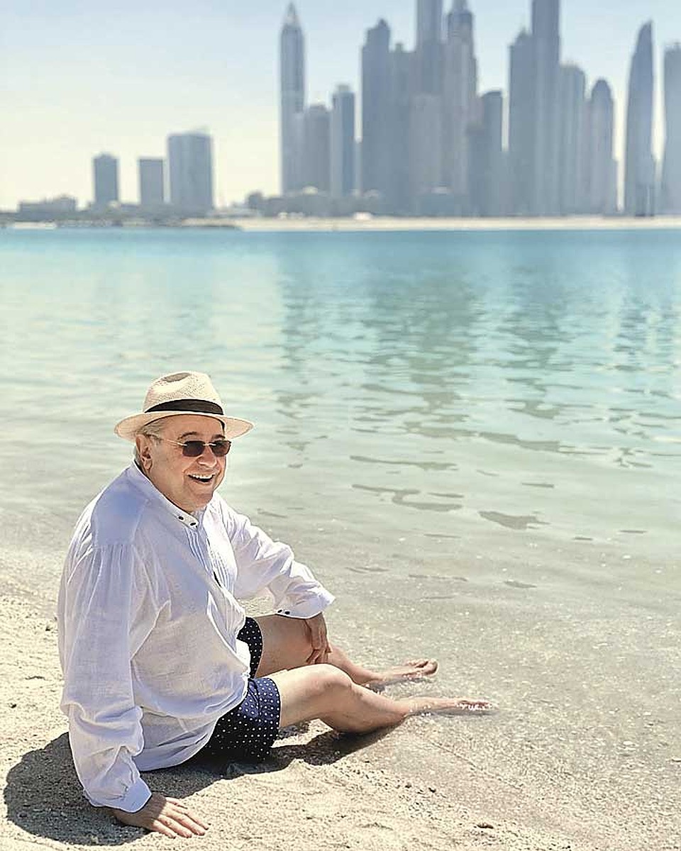 Юмориста заставили загорать в рубашке. Фото: Instagram.com