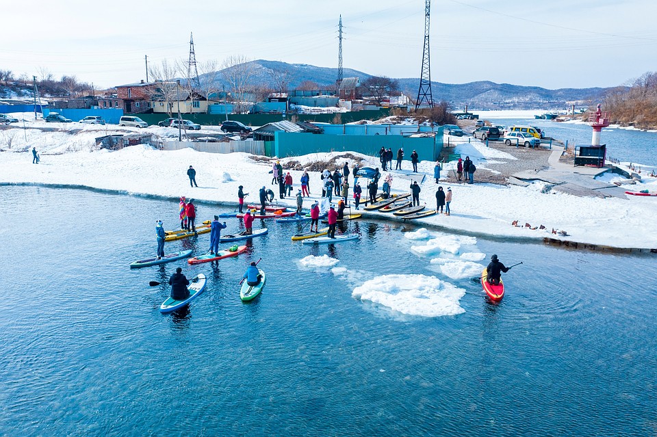 Журналисты на берегу, а саперы уже в море. Фото: Глеб Куприн