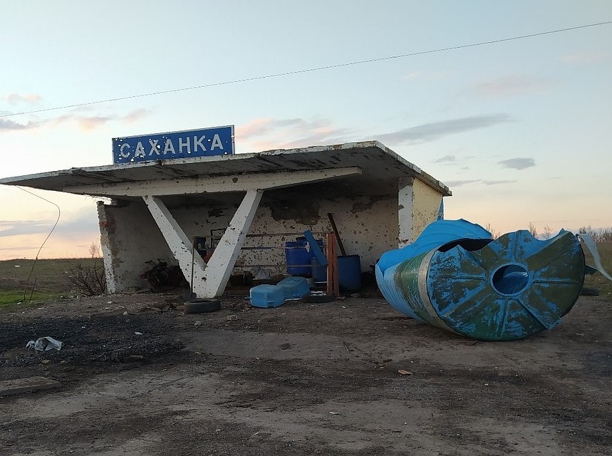 Украинские военные обстреляли автомобиль в Саханке: Один человек погиб, ещё двое пострадали. Фото: УНМ ДНР