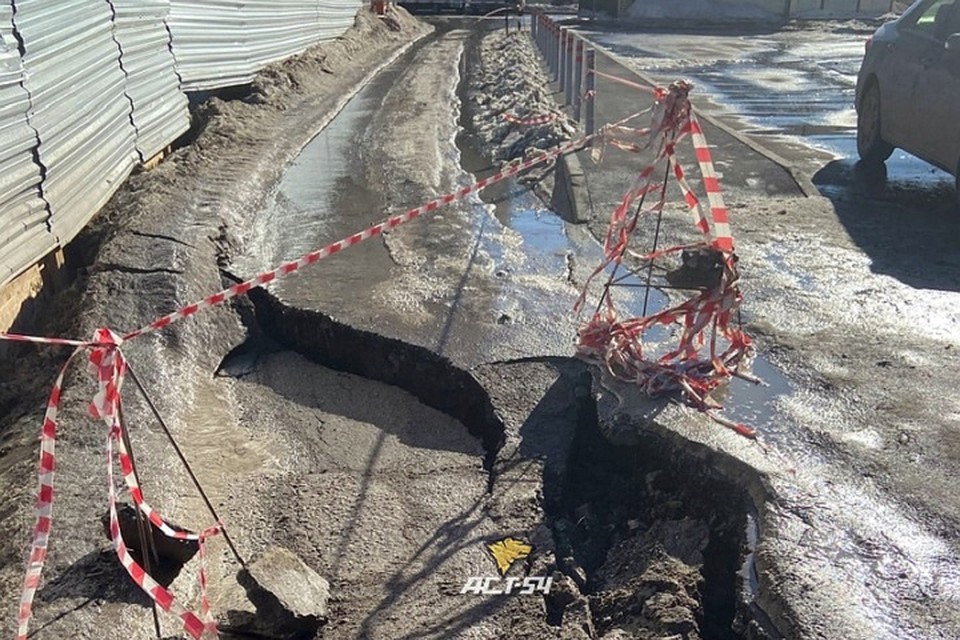 Асфальт на дороге сильно просел. Фото: Новосибирская служба эвакуации «АСТ-54»