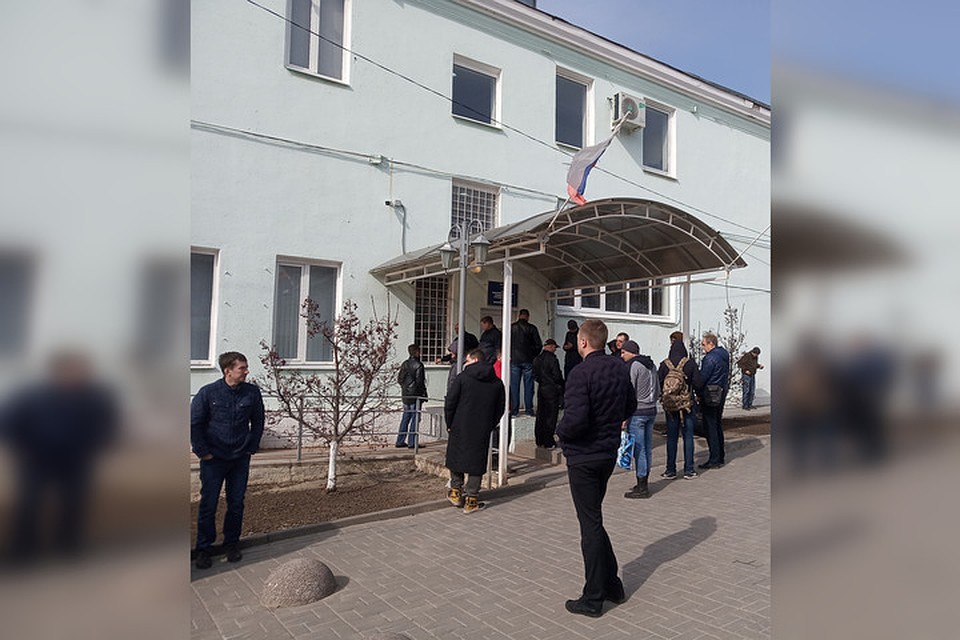 Возле отделения миграционной службы в Покровском Фото: Никита МАКАРЕНКОВ
