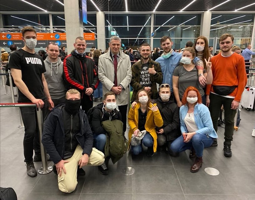 Иоланта с друзьями ночевали в аэропорту Будапешта. Фото: Instagram.com/lollisin