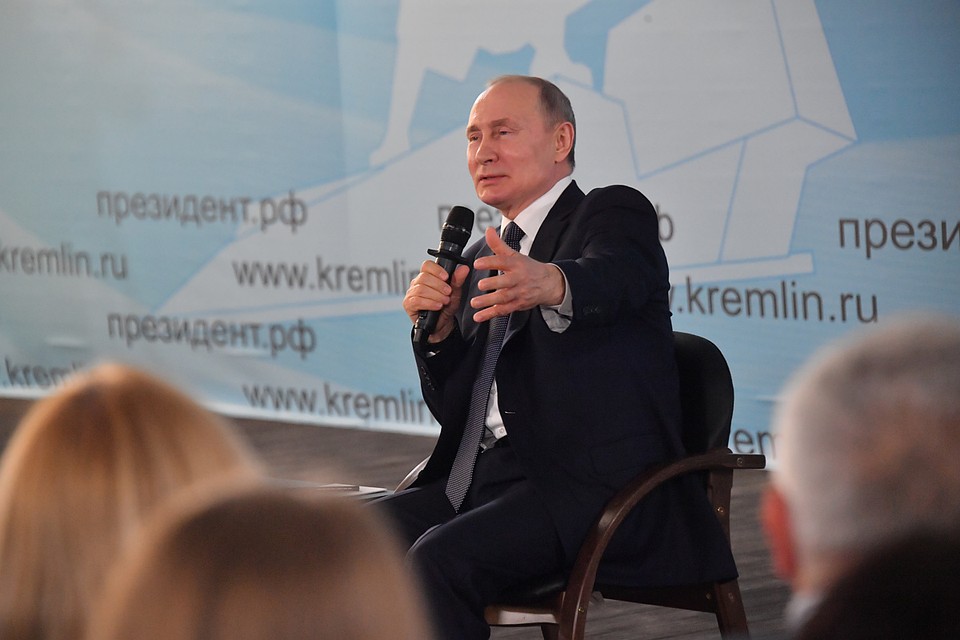 Путин вручил звезды Героев труда на Константиновской батарее Фото: Владимир ВЕЛЕНГУРИН