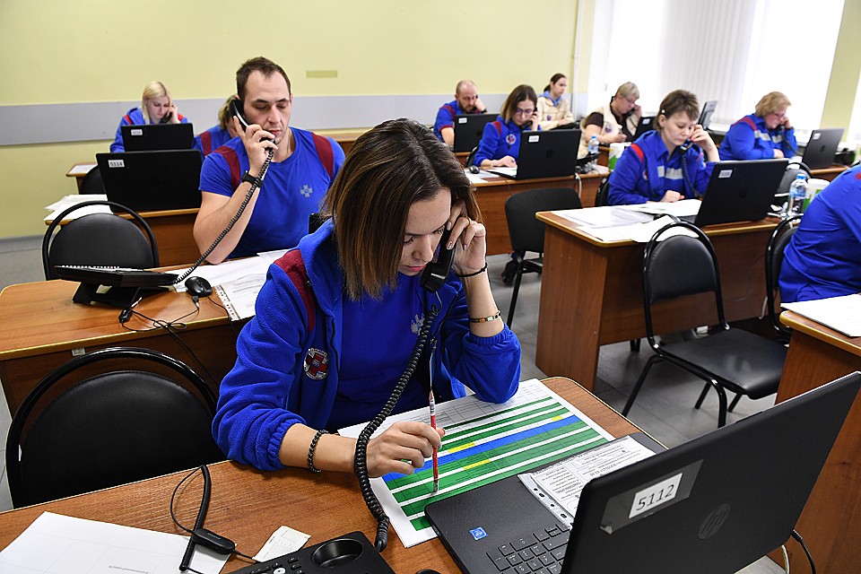 В отдельную комнату посадили диспетчеров, которые с утра и до 11 часов вечера обзванивают людей из группы риска Фото: Иван МАКЕЕВ