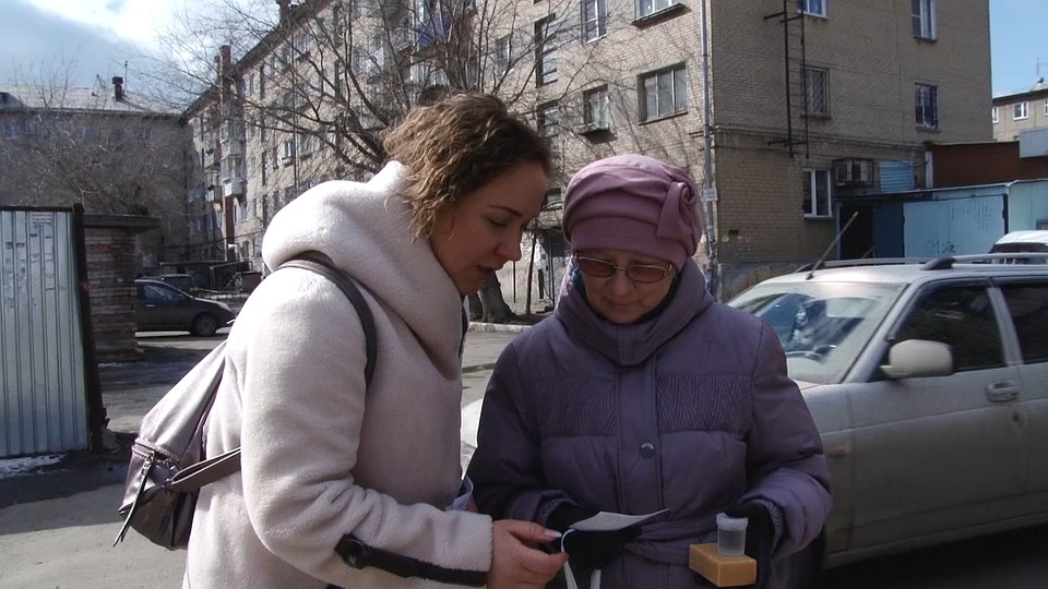 Помимо антисептиков и мыла волонтеры раздали пенсионерам памятки, как защититься от вируса. Фото: Другая медицина